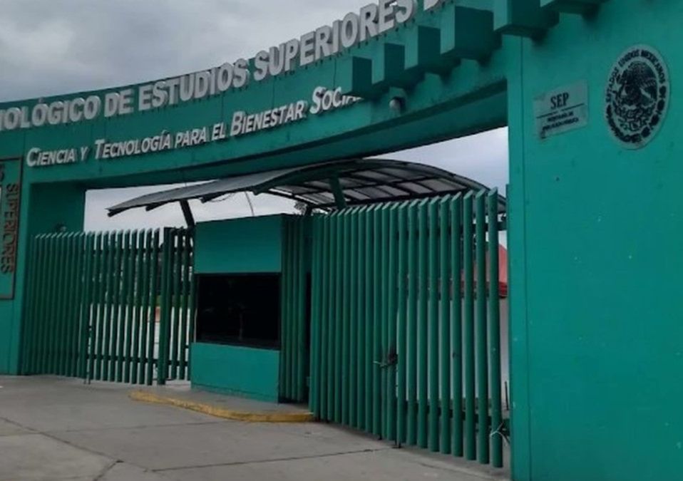 El bebé estaba dentro del bote de basura con la placenta, el cordón umbilical y envuelto en papel dentro del TecNM de Ecatepec | Facebook