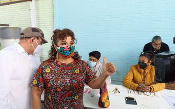 Clara Brugada realizando su votación / Cortesía