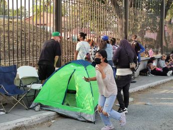 Algunos fanáticos hicieron fila afuera del Parque Fundidora para comprar boletos. / Alberto Santos