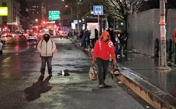 Ciudadanos salen a trabajar pese a bajas temperaturas. | Fabricio Gallegos
