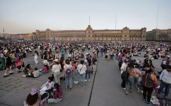 El Zócalo capitalino comienza a llenarse / Ariel Ojeda