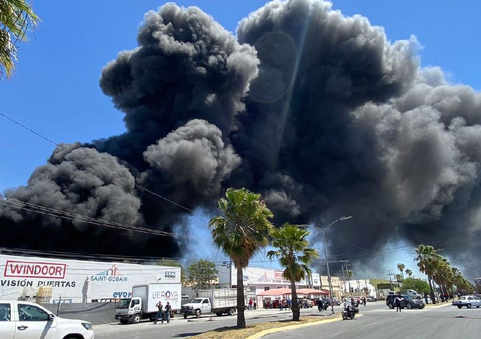 Fuerte incendio en negocio de tarimas en Apodaca. / Pamela Villanueva