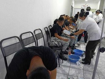 Bolsas y algunas cubetas fueron utilizadas para que los uniformados pudieran vomitar mientras eran atendidos / Especial