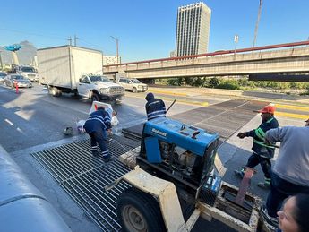 Personal del municipio de Monterrey realizó trabajos de reparación en la alcantarilla. | Pamela Villanueva