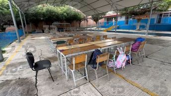 Los alumnos tuvieron que recibir clases en el patio de la escuela. | Alan Castellanos