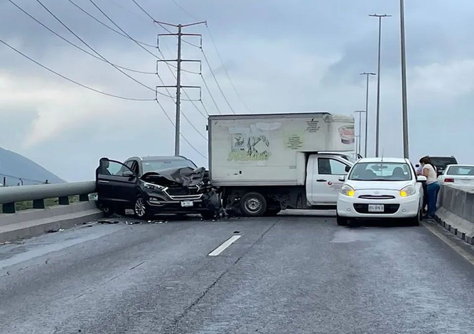 Registran carambola de 10 vehículos en avenida Eloy Cavazos en Guadalupe