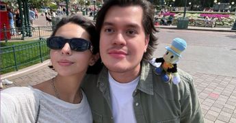 Nodal se toma foto con un fan en Disney París
