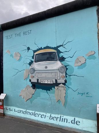 Obra sobre el famoso automóvil “Trabi”, utilizado en la Alemania del Este. | Carlos Ortega