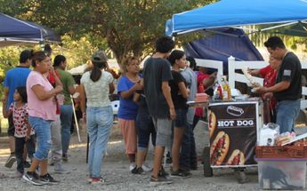 Ciudadanos llevan hot dogs a familiares de mineros atrapados en Sabinas / Roberto Alanís