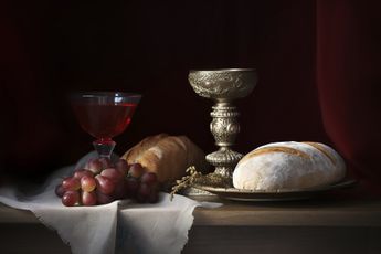El banquete tradicional en la Iglesia Católica incluye vino y pan / Cortesía Freepik
