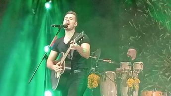 Madero subió al escenario con botas, playera y pantalón negro. | Tadeo Gómez