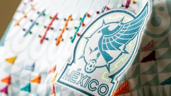 Aspecto del bordado artesanal de la playera de la Selección Mexicana para su participación en Copa América 2024 / Especial