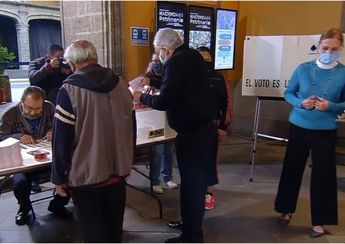 El presidente Andrés Manuel López Obrador emite su voto en el Palacio del Arzobispado/ Octavio Hoyos.