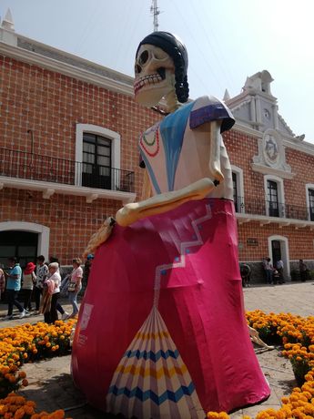 Valle de las Catrinas en Atlixco fusiona cartonería, tradición y color | Abigail García