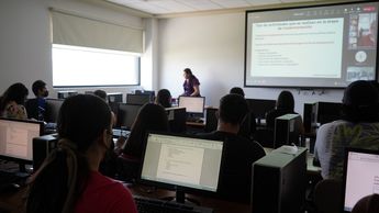 Hay maestros que trabajan tiempo completo o medio tiempo dentro de la UANL. | Cortesía
