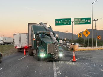El operador del tráiler fue valorado por presentar algunos golpes menores. | Pedro Delgado