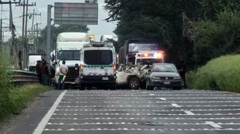 Uno de las vehículos involucrados en el accidente volcó y terminó invadiendo los carriles contrarios | Raúl Aguilar Lares