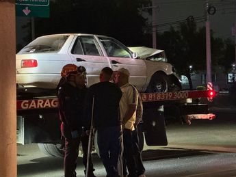 El vehículo fue remolcado por una grúa tras el aparatoso accidente. | Marcela Cuevas