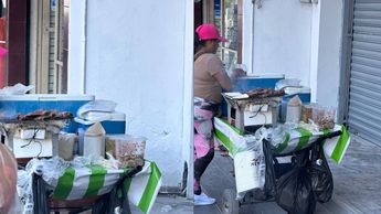 La vendedora utiliza un asador portátil para cocinar la carne y la ofrece en tacos. | Especial