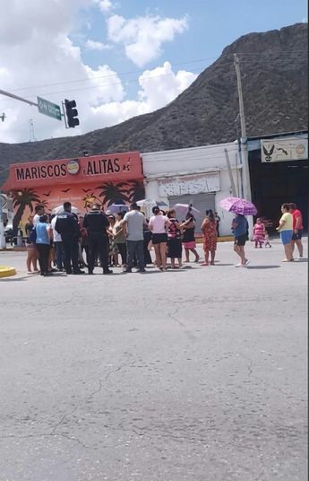 Una valla humana fue utilizada para impedir el paso vehicular en este punto de la colonia Roma. | Cristian Montelongo