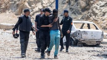La espera en la frontera: Madres en Fnideq esperan noticias de hijos como Rayan, tras perder contacto al cruzar a España. (Foto AP)