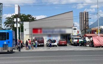 Una torre de vigilancia de la Policía de Monterrey se encuentra a escasos metros de los locales de venta de cigarros ilegales. | Carlos Ortega