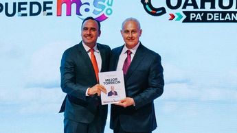 Manolo Jiménez, gobernador de Coahuila, junto a Román Cepeda.