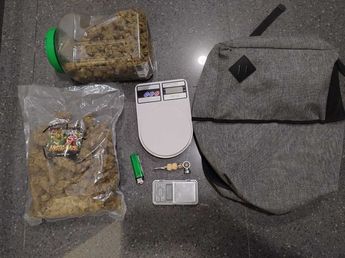 Al interior del vehículo se encontraron una bolsa de plástico con mariguana y una báscula gramera. | Cortesía