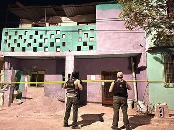 Elementos de la Agencia Estatal de Investigaciones frente a un domicilio de la calle Privada Bienvenidos en la colonia Independencia. | Cortesía