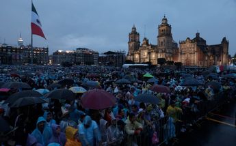 Zócalo Capitalino lleno previo a inicio del evento por el Grito de Independencia / Jesús Quintanar