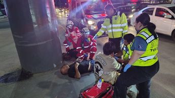 Un ciclista en la zona aprovechó la confusión del percance para robar un casco y un celular a los lesionados antes de huir.