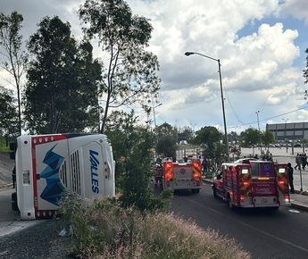 Autobús de pasajeros línea Valles termina volcado frente al Estadio Cuauhtémoc / Cortesía