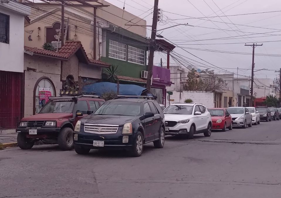 Automovilistas obstruyen cocheras mientras esperan que abra el módulo drive thru. / Lourdes Soler