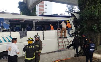 En Anillo Periférico, autobús de turistas choca/Carlos Tejeda