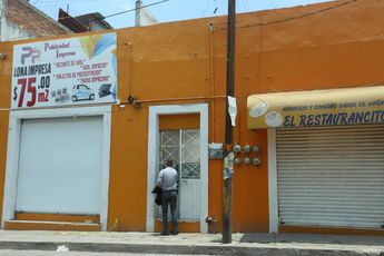 Foto de la puerta de la vecindad desde la banqueta de enfrente | Dany Bejar
