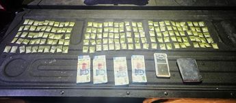 Droga y billetes falsos decomisados al hombre detenido. | Cortesía