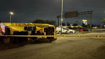 Los cuerpos de rescate confirmaron el fallecimiento de la mujer en el mercado rodante. | Ángel Mercado
