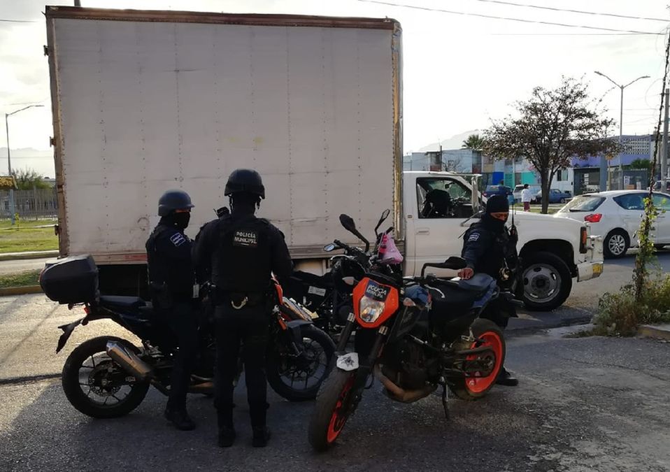 Uno a uno descendieron de la caja refrigeradora y más tarde fueron trasladados a las oficinas del Instituto Nacional de Migración. / Mayte Villasana