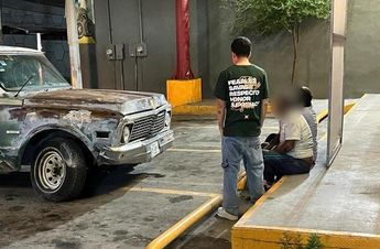 Tránsito municipal acudió al lugar para auxiliar al hombre y reubicarlo en una zona segura. |Jesús Villegas