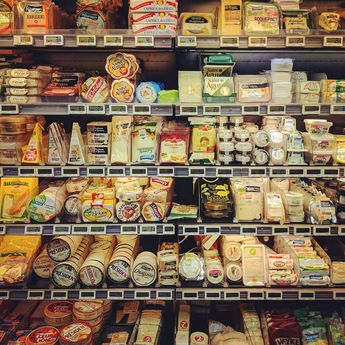El queso se endurece más dentro de la nevera que fuera. Por este motivo, lo mejor es dejarlo en la despensa. | Unsplash