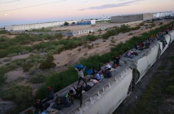La presencia de migrantes ha saturado diferentes terminales de autobuses. | Reuters