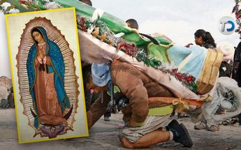 A través de oraciones se le pide a la Virgen y se hace una promesa para que interceda ante causas difíciles.