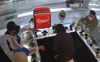 Momento en que el encargado es obligado a abrir el mostrador