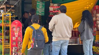 Algunos estudiantes de la UANL aseguran que es más fácil llenarse con comida chatarra. | Marcela Cuevas