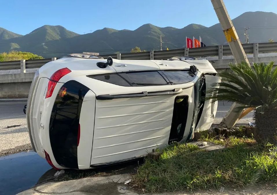 Conductora pierde el control de su camioneta y vuelca en la Carretera Nacional