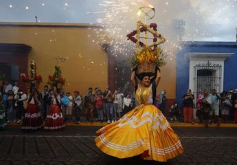 Desfile con pirotecnia durante los festejos de la Guelaguetza 2024 en Oaxaca / Agencia Cuartoscuro