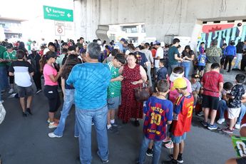 Niñas, niños, jóvenes y familias participan en las jornadas de intercambio de estampas del Álbum Mundial 2026 organizadas por el gobierno municipal.