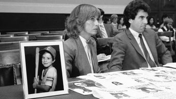 Los papás de Adam, Revé y Josh Walsh junto a una foto de su hijo. | AP