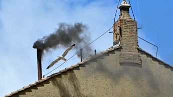 Vuelve a salir humo negro tras segunda votación / AFP