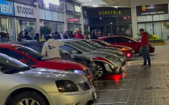 Los participantes en arrancones suelen reunirse en estacionamientos / Jesús Zavala